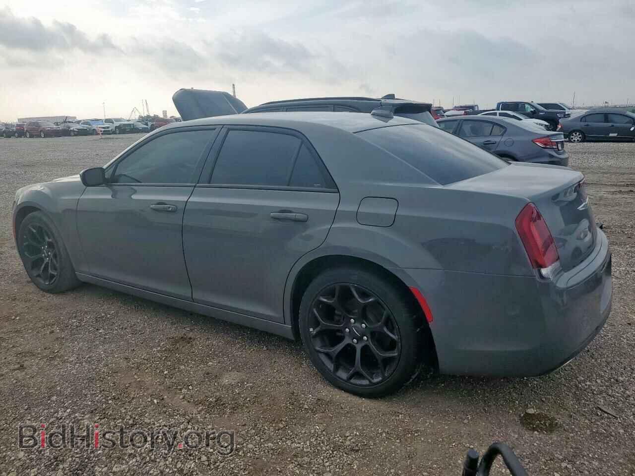 2019 CHRYSLER 300 - VIN: 2C3CCABG3KH516666 - Фото 2