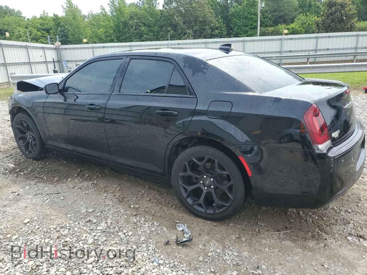 2019 CHRYSLER 300 - VIN: 2C3CCABG0KH565971 - Фото 2