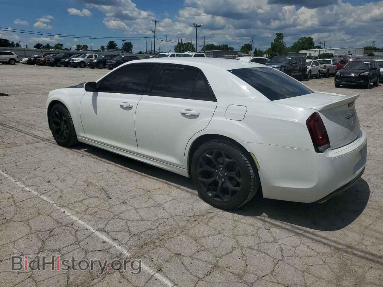 2019 CHRYSLER 300 - VIN: 2C3CCABT1KH704891 - Фото 2
