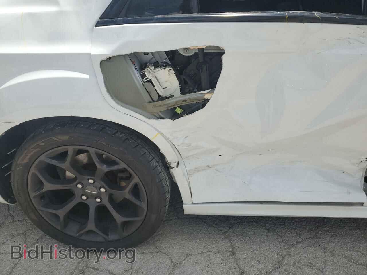 2019 CHRYSLER 300 - VIN: 2C3CCABT1KH704891 - Фото 10