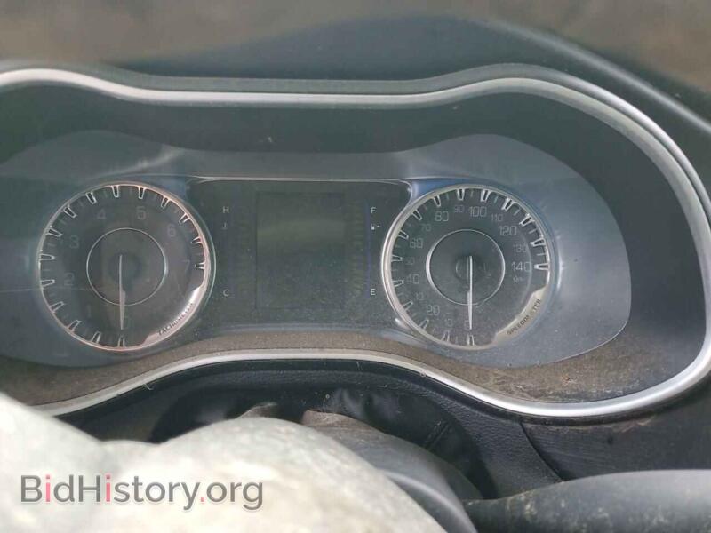 2016 Chrysler 200 (VIN 1C3CCCAB1GN166065) — photo 9 of 12