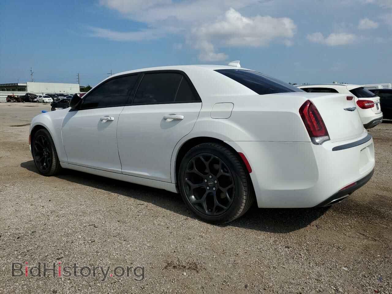 2019 CHRYSLER 300 - VIN: 2C3CCAAG5KH648359 - Фото 2