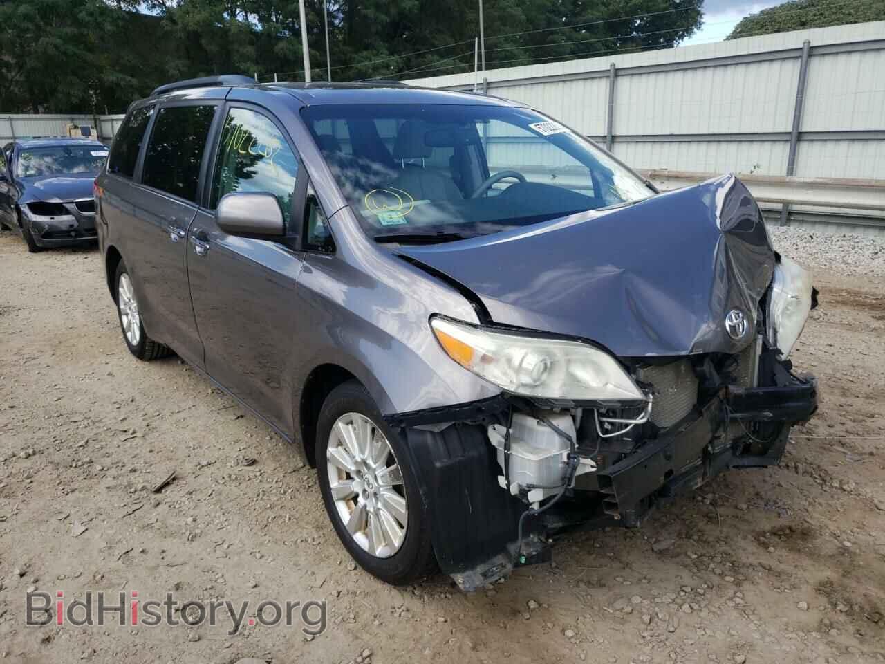 Photo 5TDDK3DC2BS020445 - TOYOTA SIENNA 2011