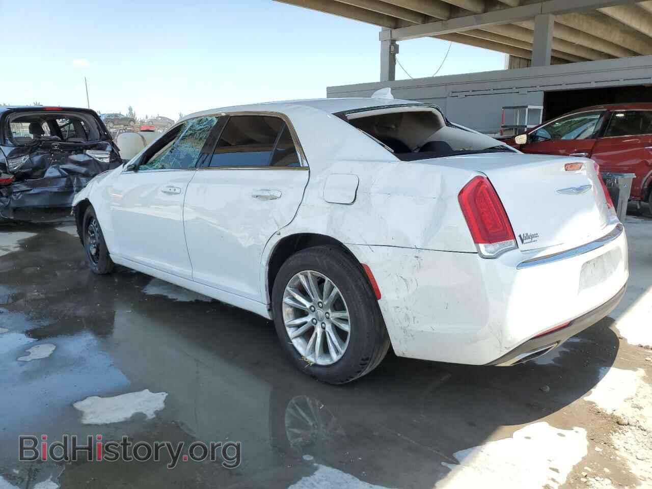 2019 CHRYSLER 300 - VIN: 2C3CCAAG3KH627624 - Фото 2