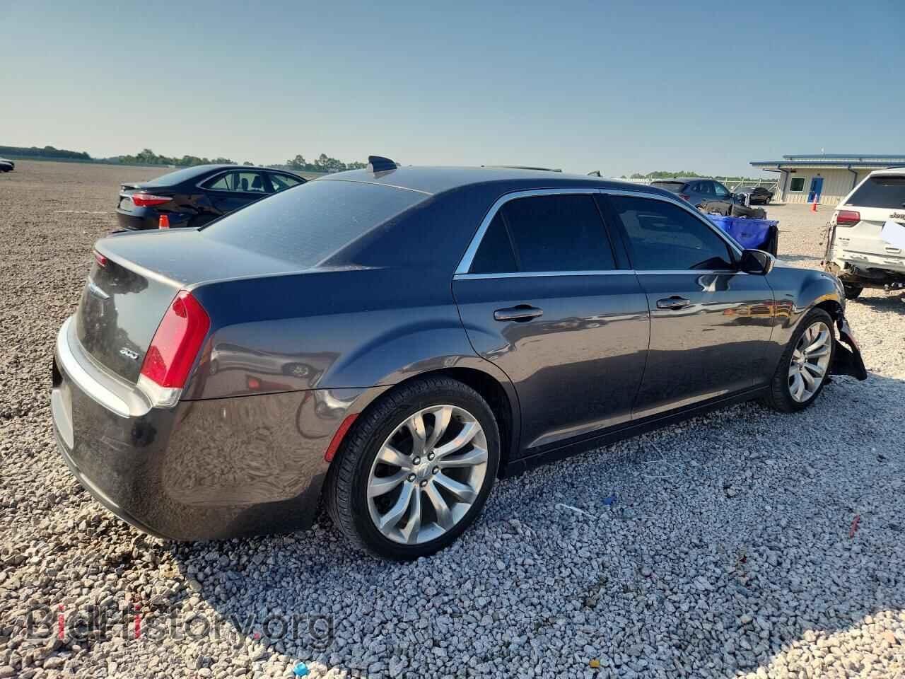 2019 CHRYSLER 300 - VIN: 2C3CCAAG4KH746024 - Фото 3
