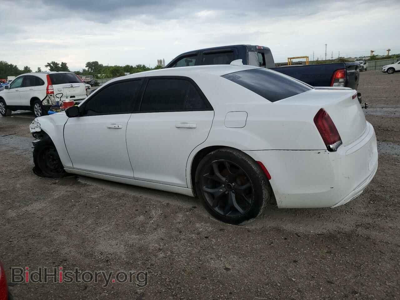 2019 CHRYSLER 300 - VIN: 2C3CCAAG3KH711071 - Фото 2