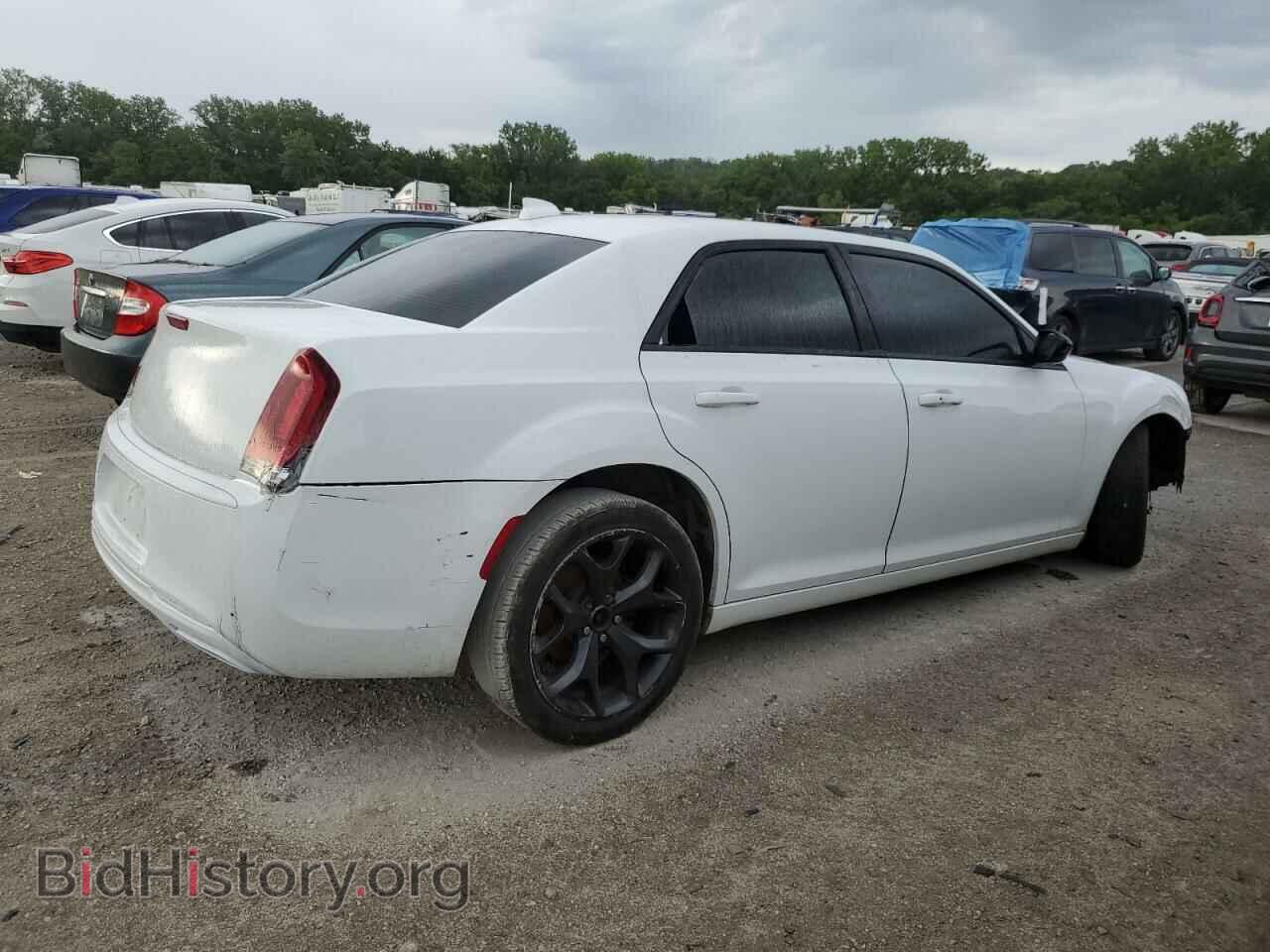 2019 CHRYSLER 300 - VIN: 2C3CCAAG3KH711071 - Фото 3