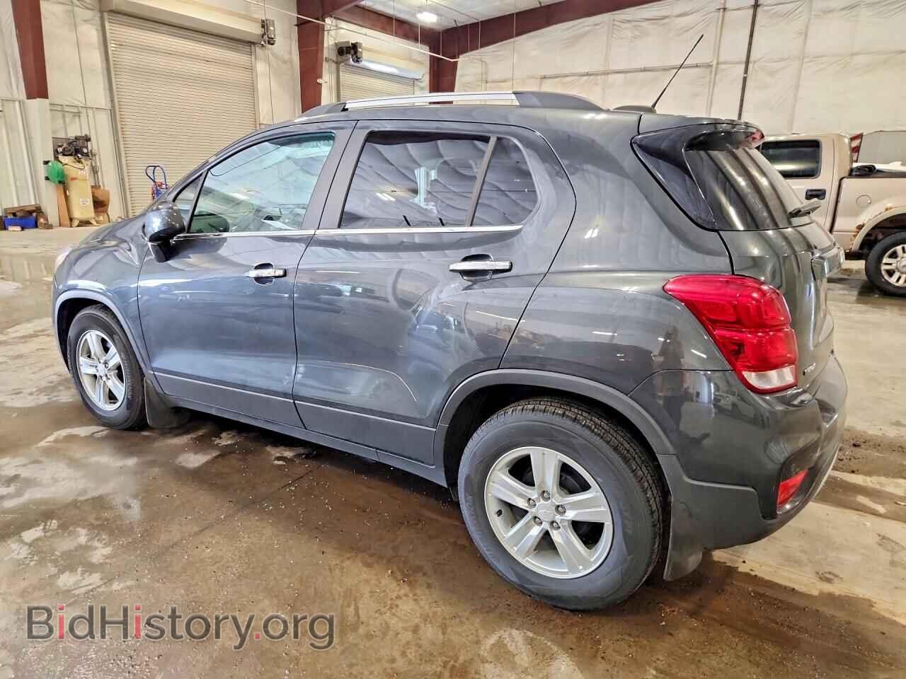 2018 CHEVROLET TRAX - VIN: 3GNCJLSB3JL391845 - Фото 2
