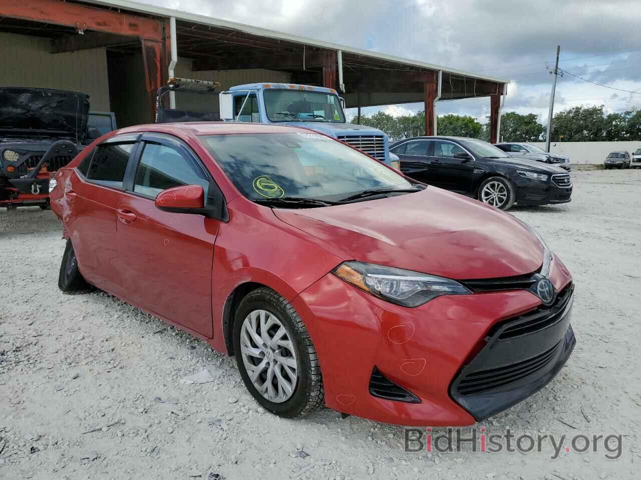 Photo 5YFBURHE5JP815576 - TOYOTA COROLLA 2018