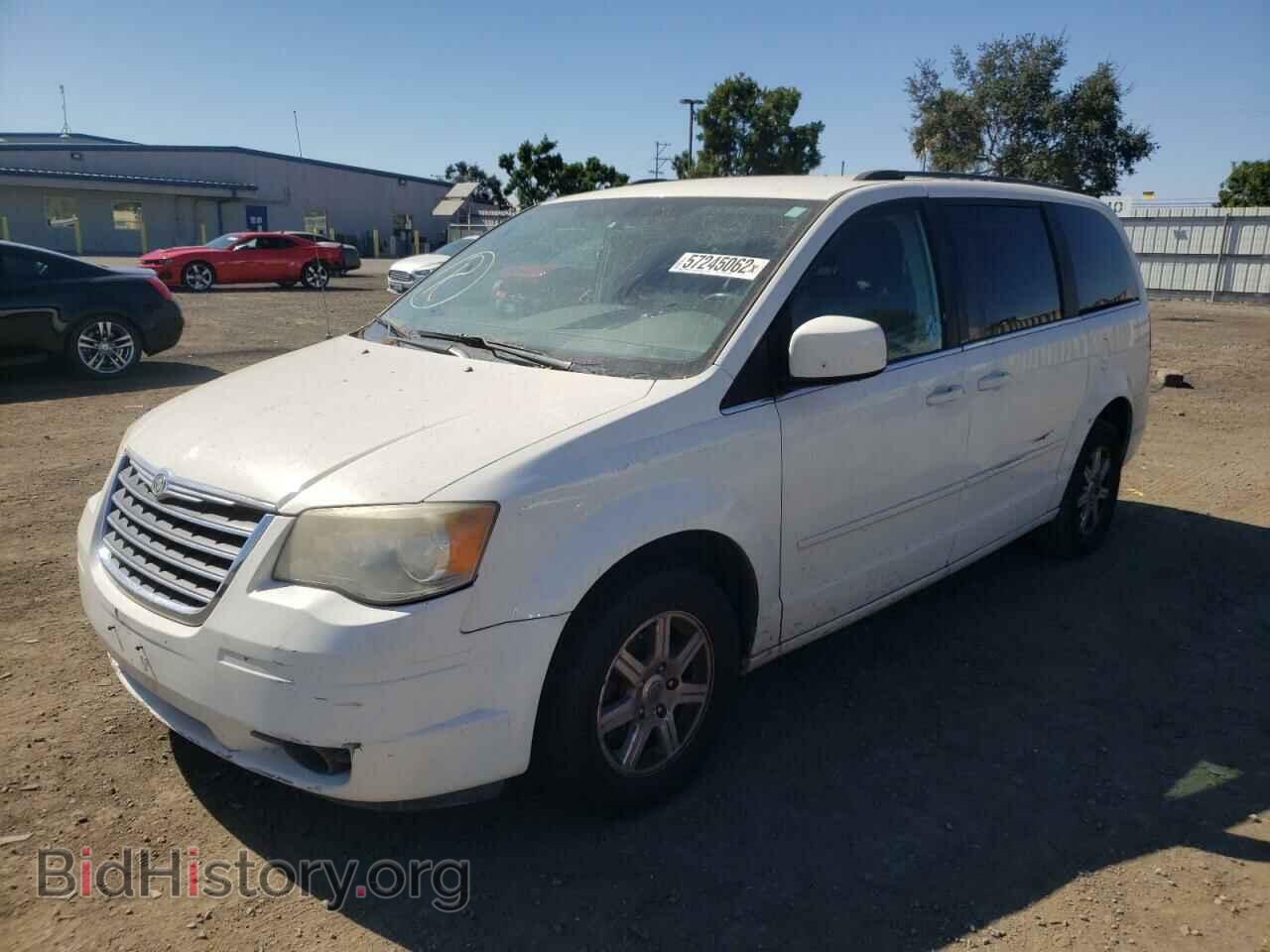 2008 CHRYSLER MINIVAN - VIN: 2A8HR54PX8R799809 - Фото 2