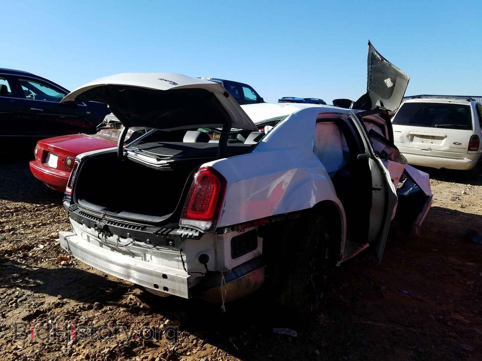 2019 CHRYSLER 300 - VIN: 2C3CCABG0KH655993 - Фото 4