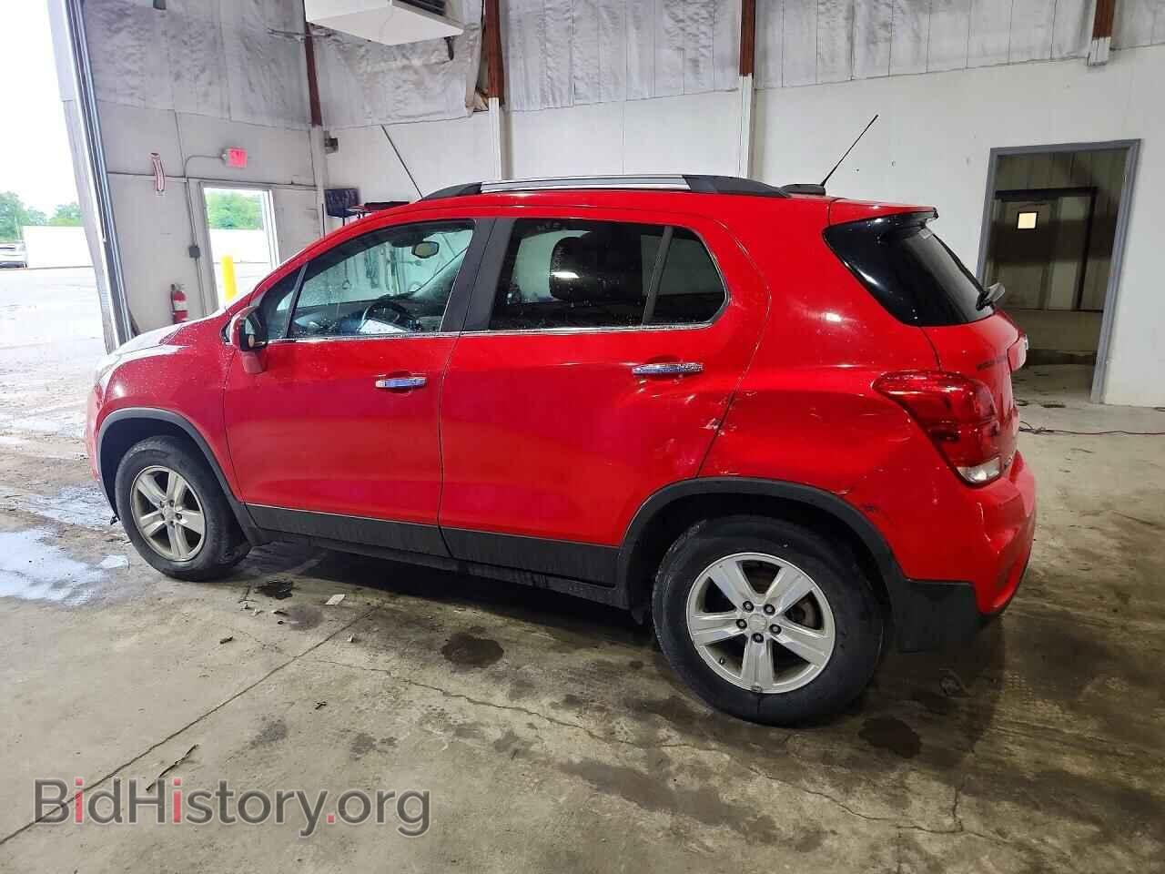 2018 CHEVROLET TRAX - VIN: 3GNCJPSB2JL171443 - Фото 2