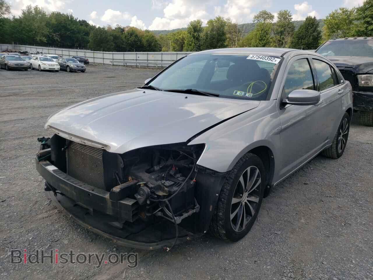 2013 CHRYSLER 200 - VIN: 1C3CCBBG2DN712016 - Фото 2