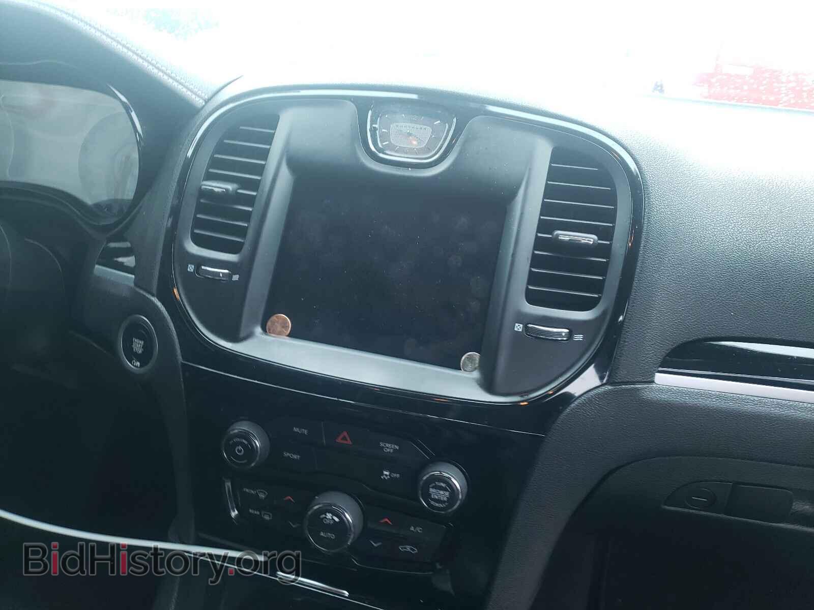 2019 CHRYSLER 300 - VIN: 2C3CCABG0KH609838 - Фото 9