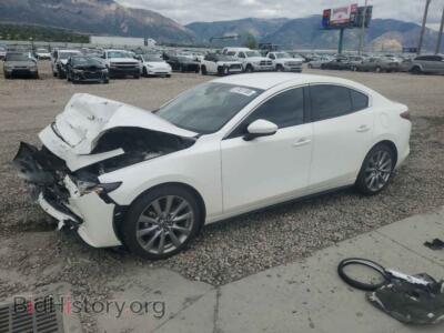 2019 Mazda 3 Preferred Plus, белый — VIN JM1BPACLXK1110986, Copart