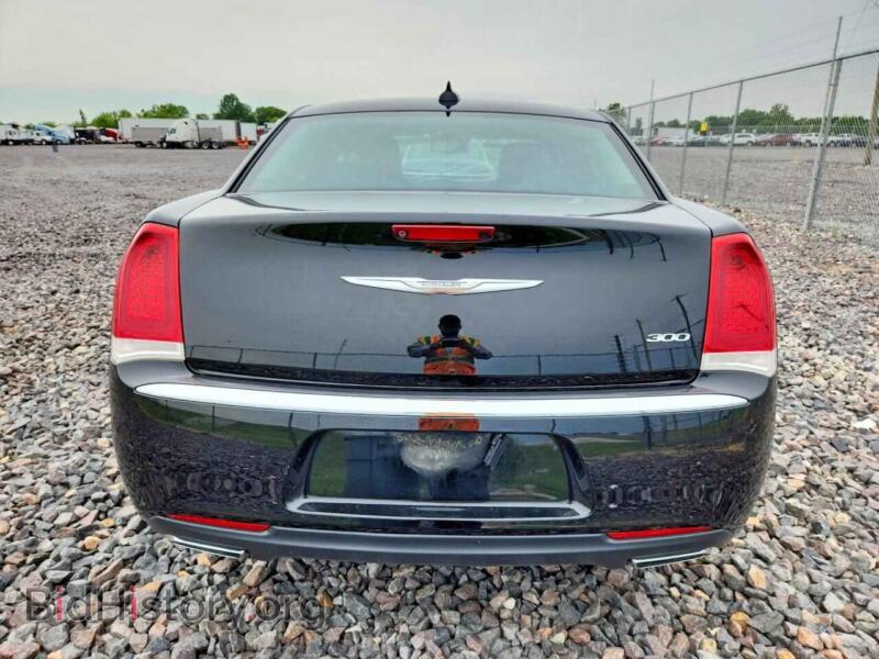 2016 Chrysler 300 (VIN 2C3CCAAG2GH288183) — photo 6 of 14
