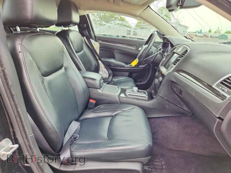 2016 Chrysler 300 (VIN 2C3CCAAG2GH288183) — photo 7 of 14