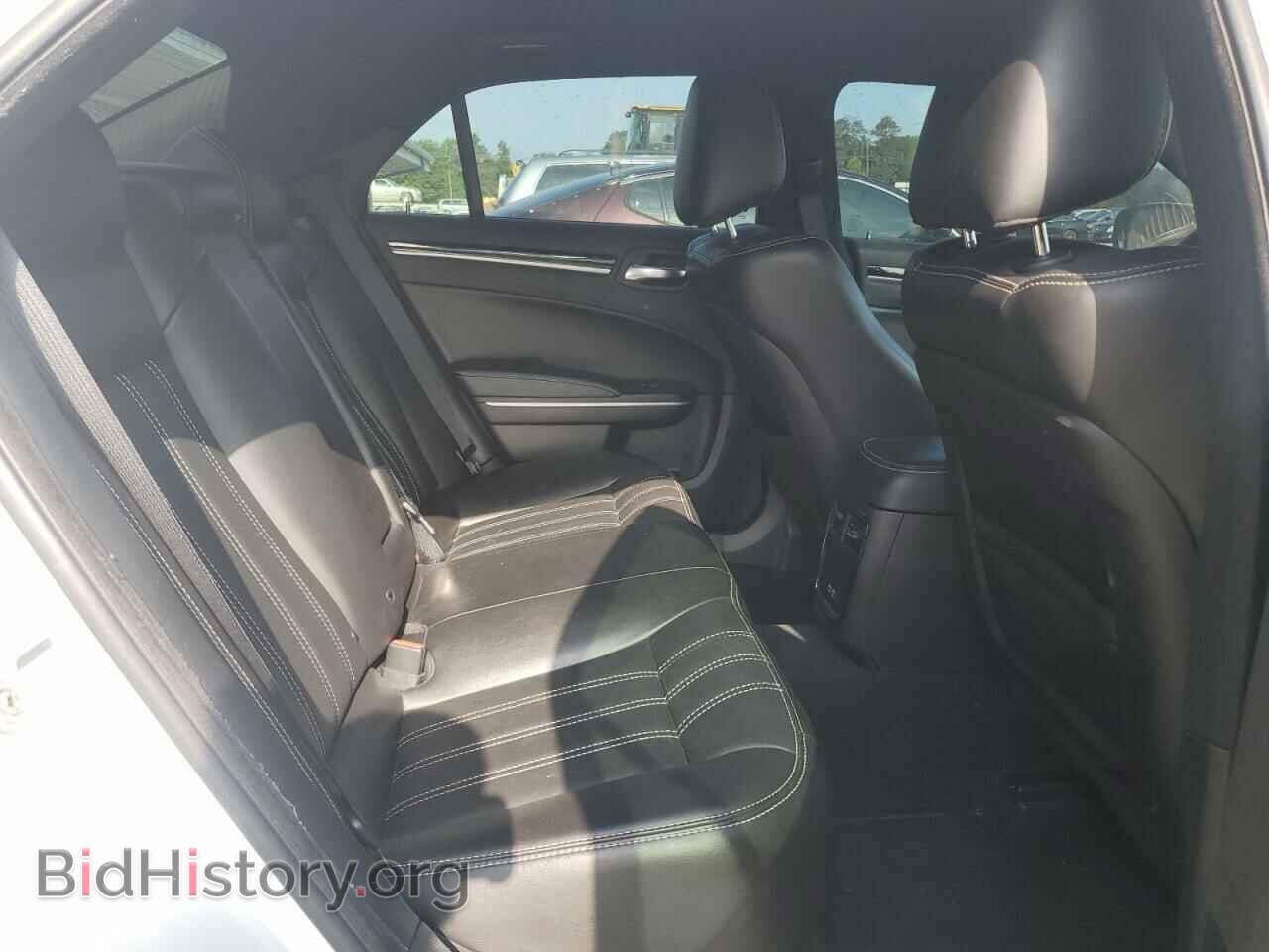 2019 CHRYSLER 300 - VIN: 2C3CCABG4KH516725 - Фото 10
