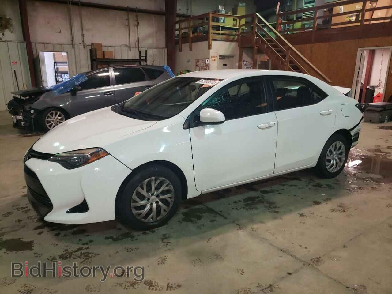 Photo 5YFBURHE1JP802128 - TOYOTA COROLLA 2018