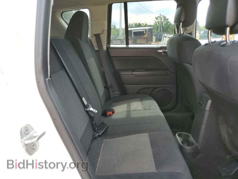 2011 Jeep COMPASS (VIN 1J4NF1FBXBD240231) — фото 6 из 10