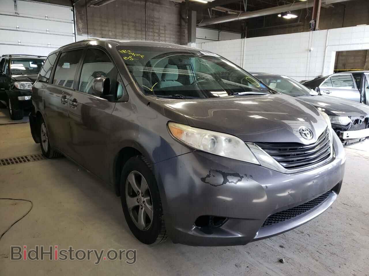 Photo 5TDKK3DC6BS075813 - TOYOTA SIENNA 2011