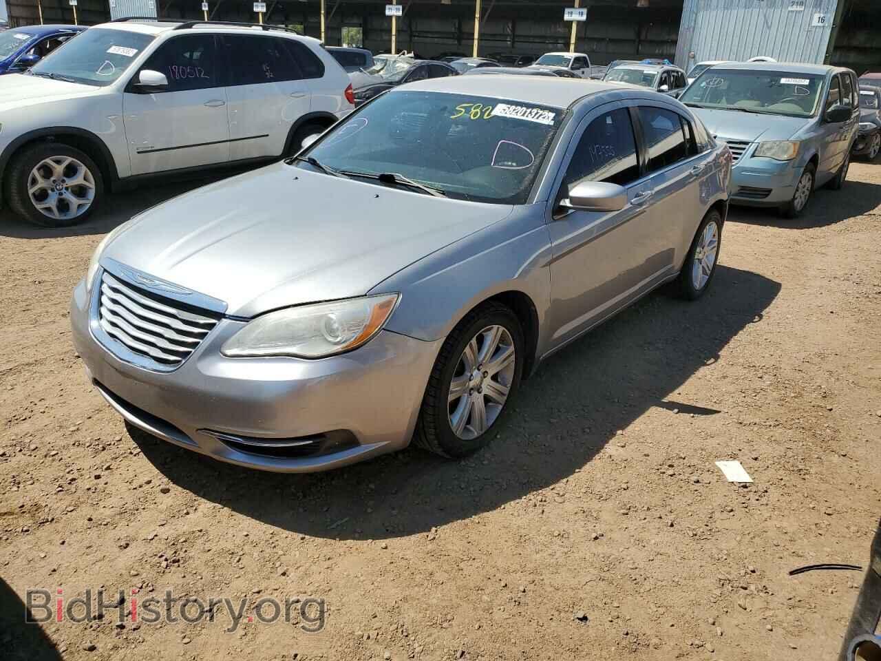 2013 CHRYSLER 200 - VIN: 1C3CCBAB3DN671224 - Фото 2