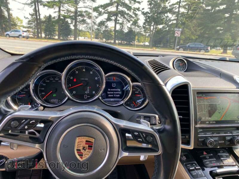 2016 Porsche CAYENNE (VIN WP1AA2A23GKA14761) — photo 7 of 10