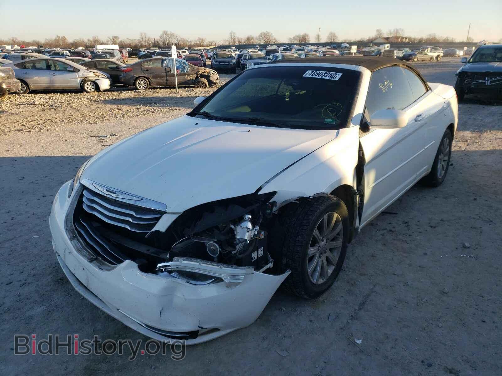 2011 CHRYSLER 200 - VIN: 1C3BC2EB8BN592263 - Фото 2