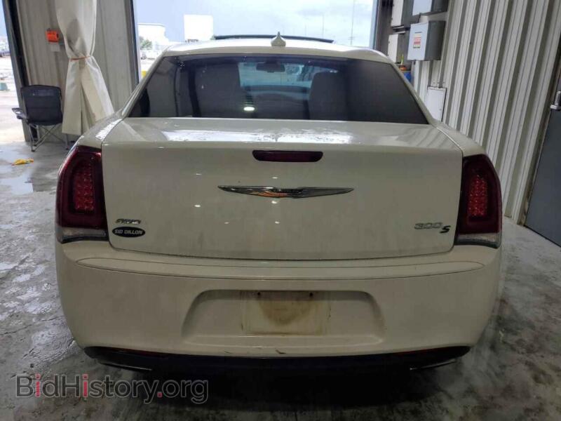 2016 Chrysler 300 (VIN 2C3CCAGG0GH213036) — photo 6 of 13