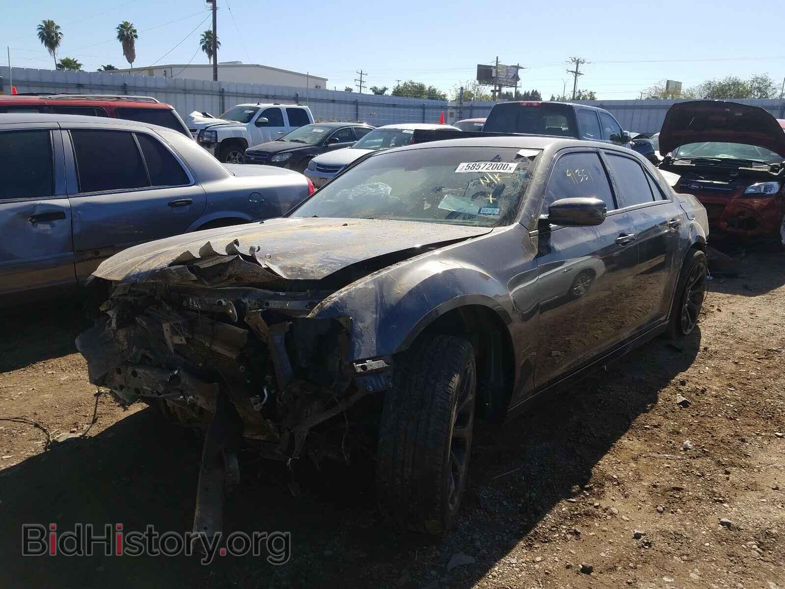 2019 CHRYSLER 300 - VIN: 2C3CCABG2KH562571 - Фото 2