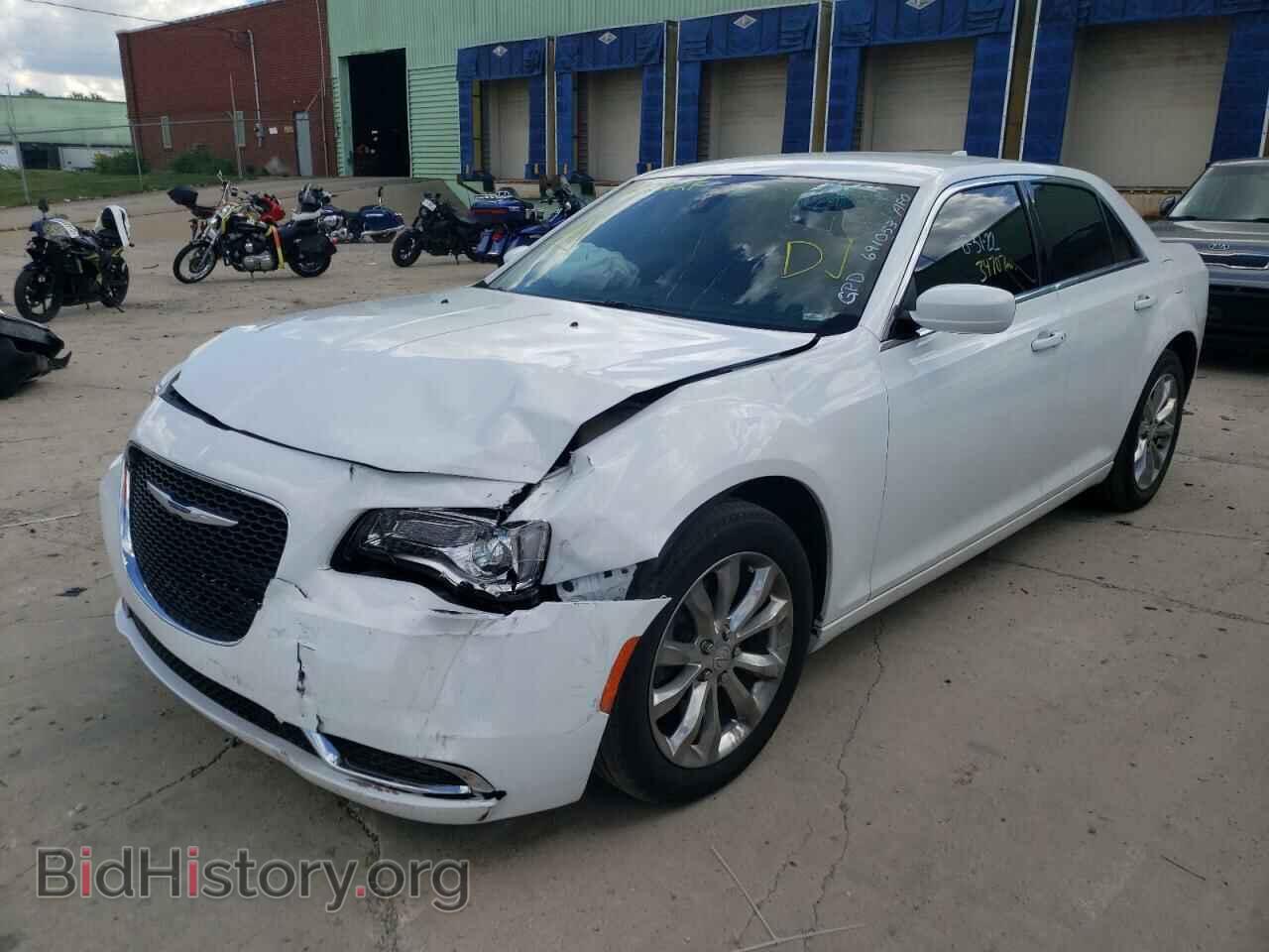 2019 CHRYSLER 300 - VIN: 2C3CCARG3KH691053 - Фото 2