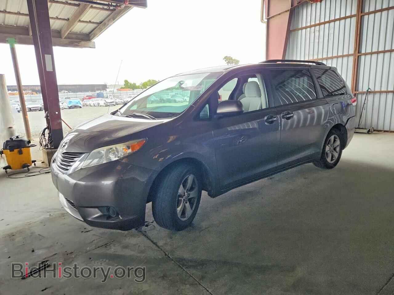 Photo 5TDKK3DC6BS033710 - TOYOTA SIENNA 2011
