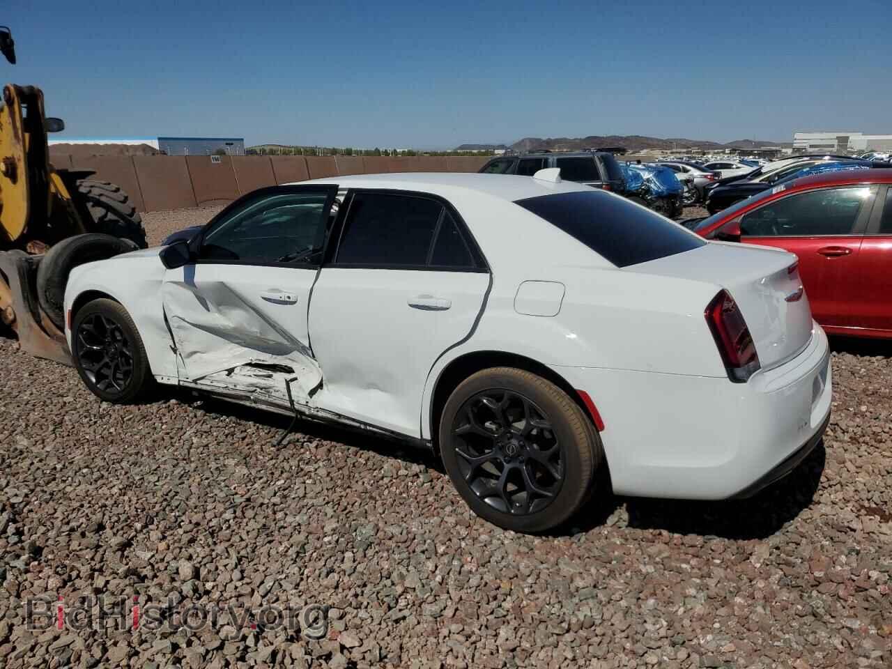 2019 CHRYSLER 300 - VIN: 2C3CCAAG4KH727084 - Фото 2