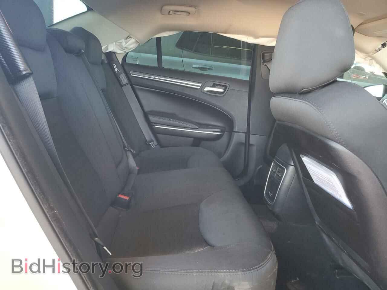 2019 CHRYSLER 300 - VIN: 2C3CCAAG4KH727084 - Фото 10