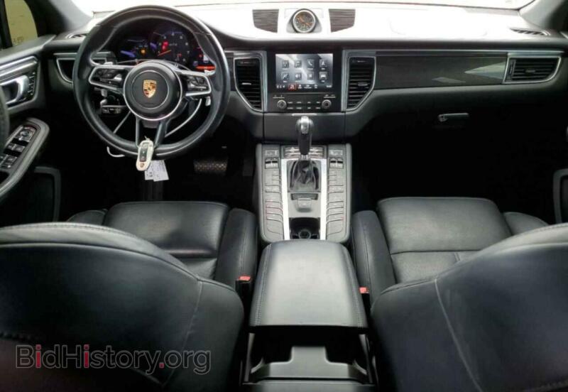 2017 Porsche MACAN (VIN WP1AG2A53HLB50974) — photo 8 of 13