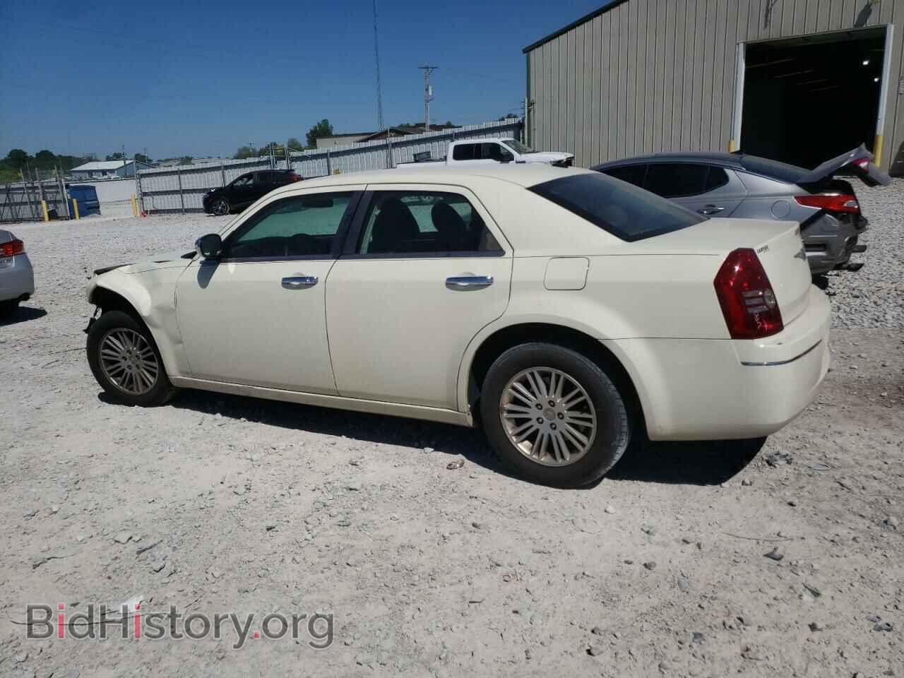 2010 CHRYSLER 300 - VIN: 2C3CA1CV1AH320307 - Фото 2