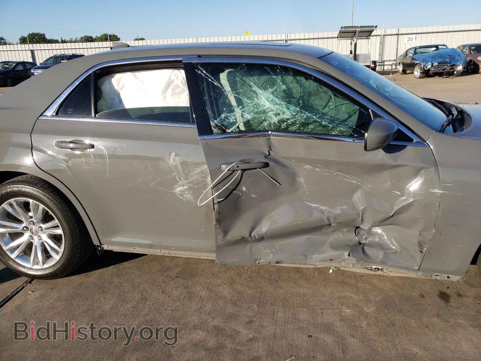 2019 CHRYSLER 300 - VIN: 2C3CCAAG0KH700948 - Фото 9