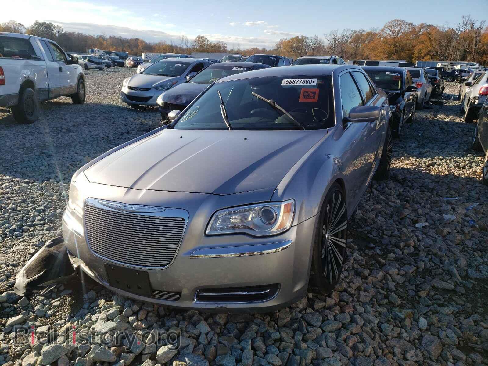 2013 CHRYSLER 300 - VIN: 2C3CCAAG1DH632128 - Фото 2