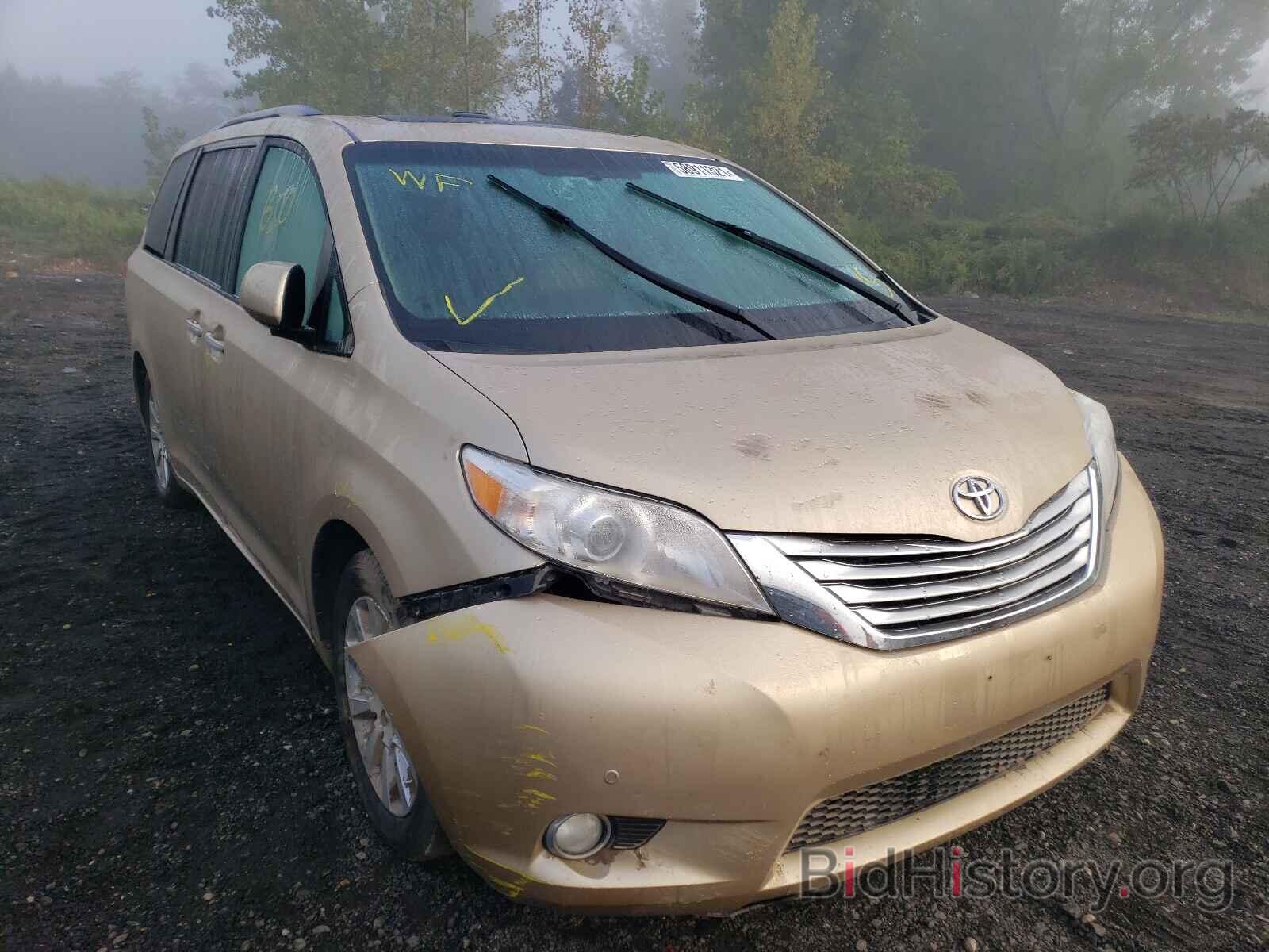 Photo 5TDDK3DC2BS014905 - TOYOTA SIENNA 2011