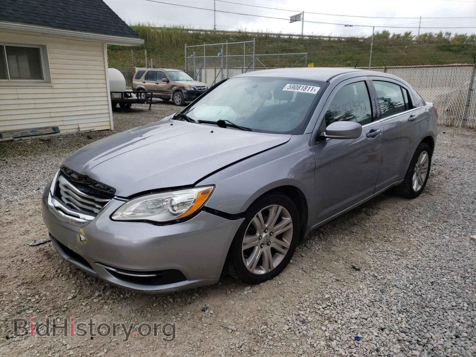 2013 CHRYSLER 200 - VIN: 1C3CCBAG3DN737184 - Фото 2