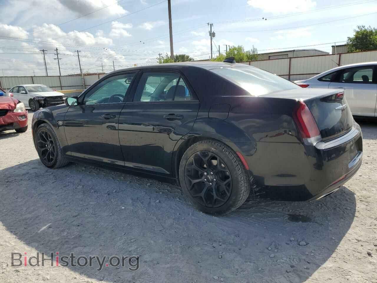 2019 CHRYSLER 300 - VIN: 2C3CCAAG0KH666297 - Фото 2