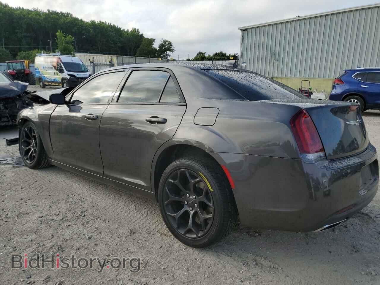 2019 CHRYSLER 300 - VIN: 2C3CCABG0KH634092 - Фото 2