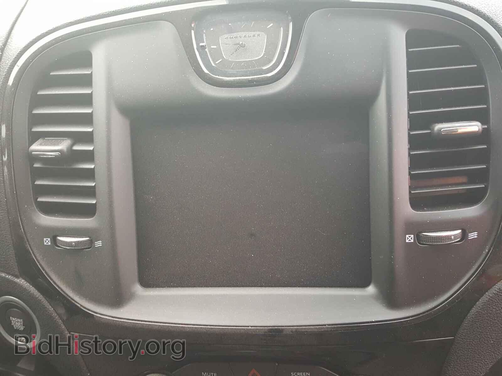 2019 CHRYSLER 300 - VIN: 2C3CCABG7KH541182 - Фото 9