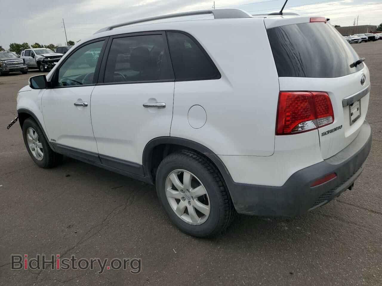 2011 KIA SORENTO - VIN: 5XYKTDA16BG044208 - Фото 2