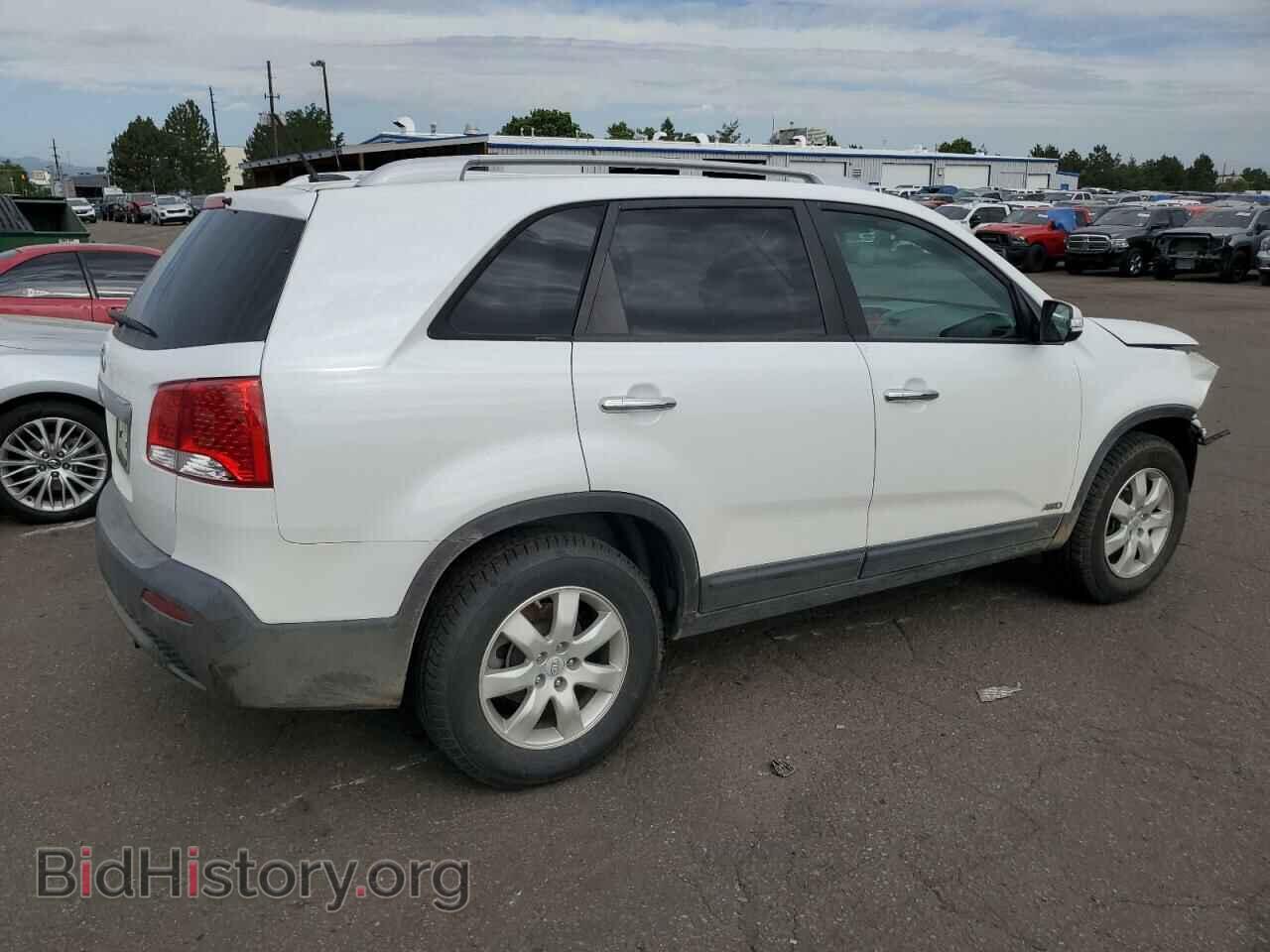 2011 KIA SORENTO - VIN: 5XYKTDA16BG044208 - Фото 3
