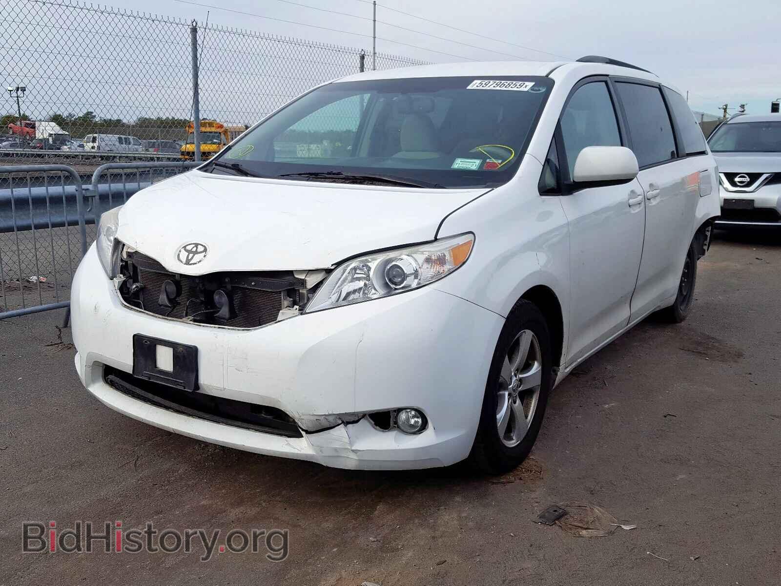2013 TOYOTA SIENNA LE - VIN: 5TDKK3DC8DS289172 - Фото 2