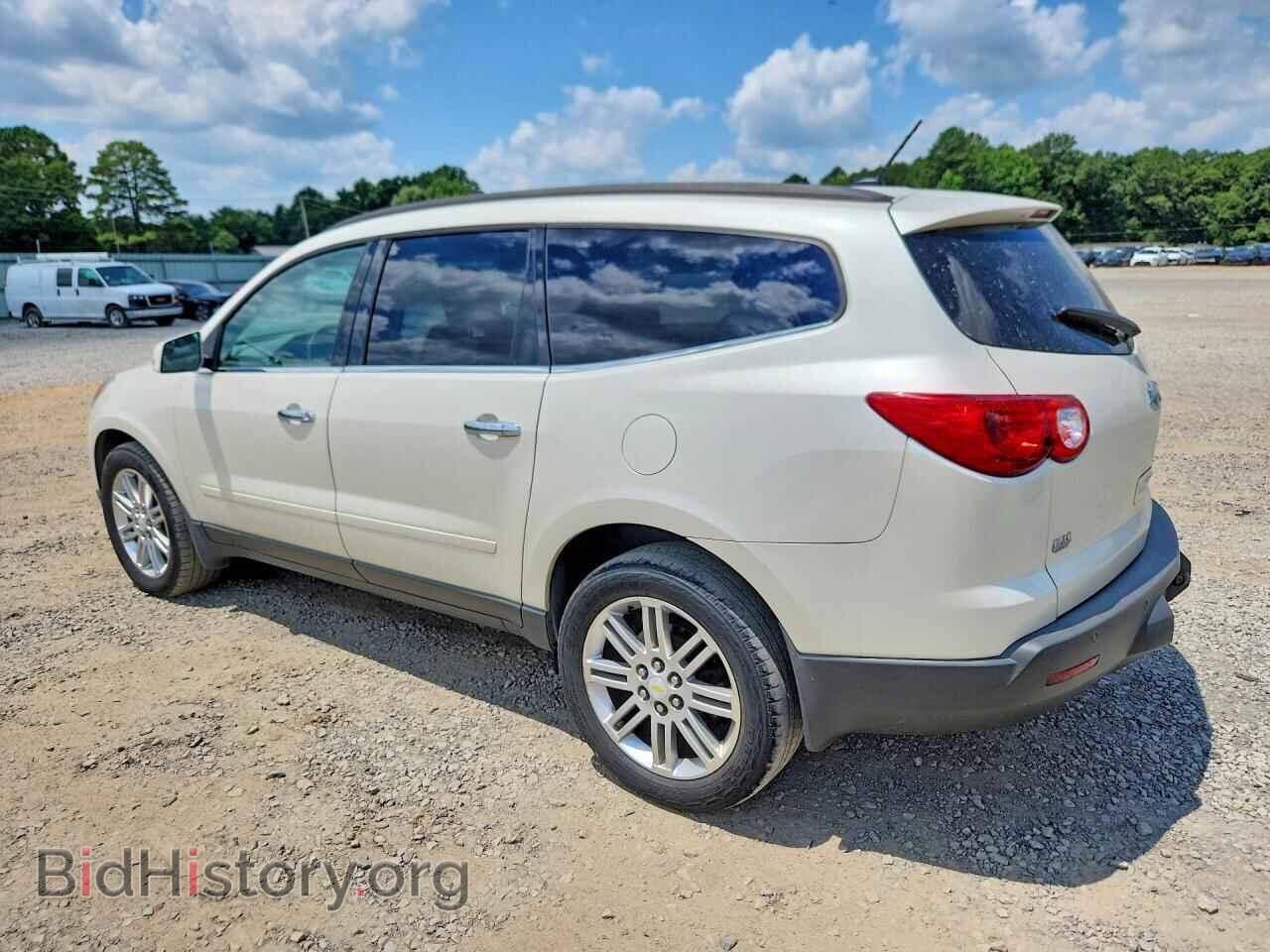 2011 CHEVROLET TRAVERSE - VIN: 1GNKRGED0BJ258641 - Фото 2