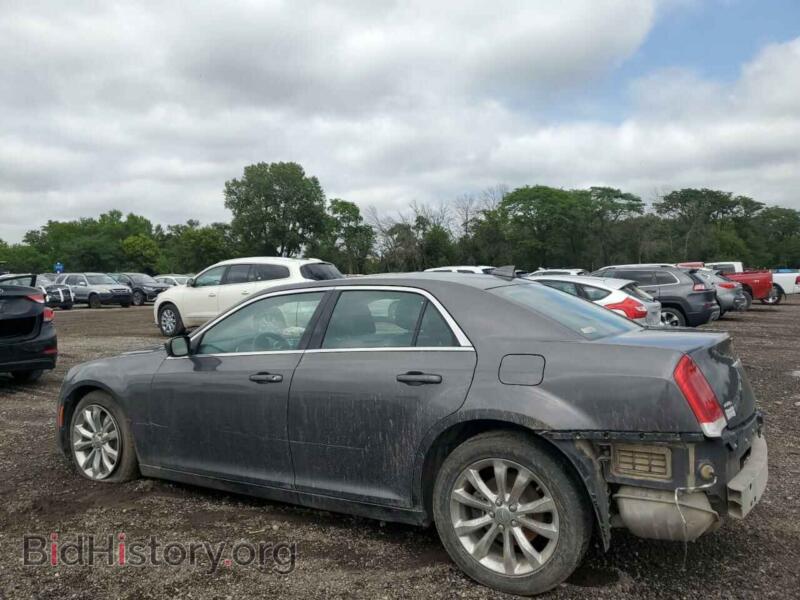 2017 Chrysler 300 (VIN 2C3CCARG3HH647966) — фото 2 из 12