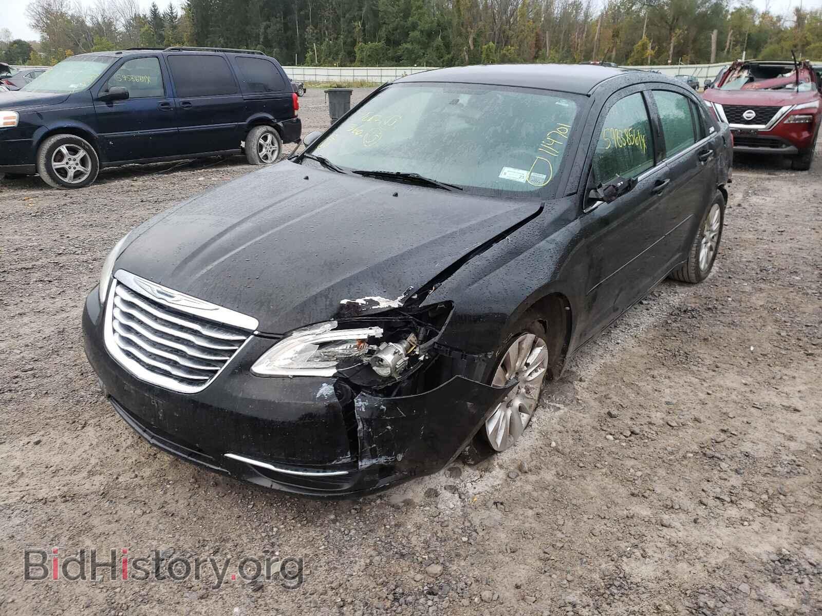 2013 CHRYSLER 200 - VIN: 1C3CCBAB1DN635676 - Фото 2