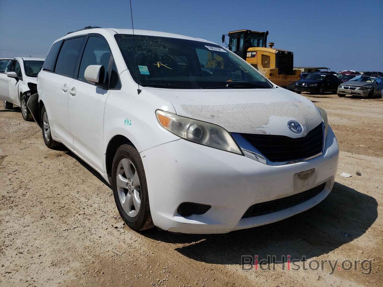 Photo 5TDKK3DC2BS023935 - TOYOTA SIENNA 2011